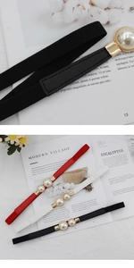 Détail de ceintures élastiques fines avec boucles de perles en rouge, blanc et noir