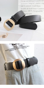 Détail d'une ceinture minimaliste en PU noir avec boucle ovale dorée mate élégante
