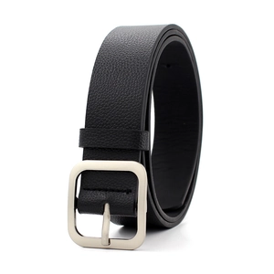 Cintura classica nera da donna con fibbia quadrata argentata e texture in pelle litchi