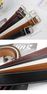Gros plan de ceintures minimalistes avec boucles carrées en métal et coutures blanches