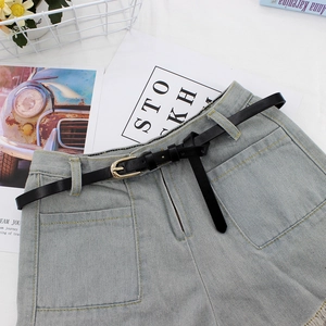 Pantaloncini di jeans azzurri a vita alta con grandi tasche e sottile cintura nera