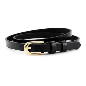 Cintura sottile in pelle nera da donna con elegante fibbia in metallo dorato a ferro di cavallo