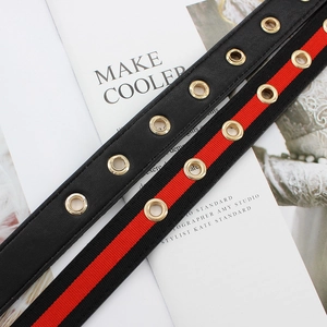 Ceinture en toile rayée et ceinture en cuir noir avec œillets ronds dorés tendance