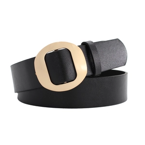 Ceinture femme en cuir noir avec une grande boucle ovale dorée sur fond blanc immaculé