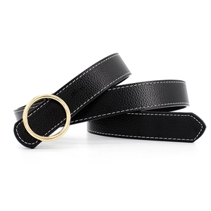 Ceinture femme minimaliste en cuir noir avec surpiqûres blanches et boucle ronde dorée