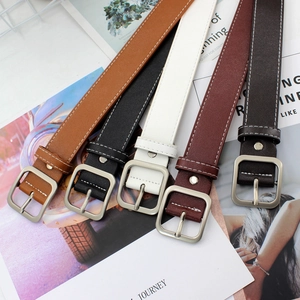 Lot de cinq ceintures élégantes en similicuir multicolore avec boucles carrées argentées