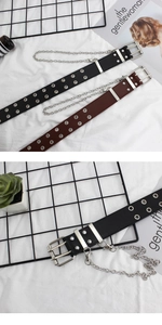 Détail de ceintures en similicuir à doubles œillets noir et marron avec chaînes en métal