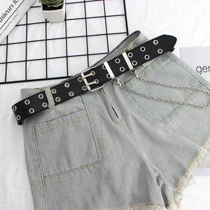 Ceinture punk noire pour femme avec doubles œillets et chaînes sur short en jean