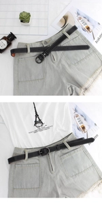 Détail d'une fine ceinture noire sur un short en jean gris clair aux bords effilochés