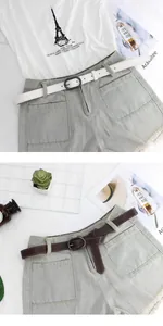 Vue détaillée du short en jean gris clair avec bords effilochés et deux styles de ceinture