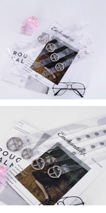 Dettaglio cinture trasparenti in PVC con fibbie metalliche a cuore e rotonde