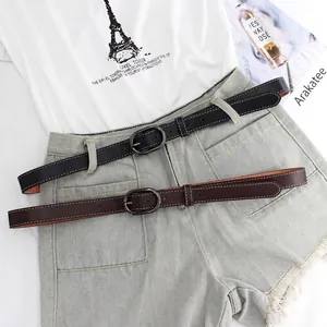 Ceinture fine pour femme en noir et marron avec boucle ovale et surpiqûres blanches