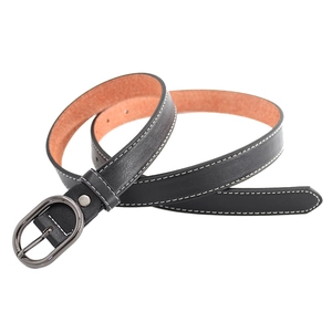 Fine ceinture en cuir noir pour femme avec doubles surpiqûres blanches et boucle en métal noir
