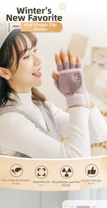 Détail de gants en tricot violet avec broderie ours et bouton pour rabat pratique