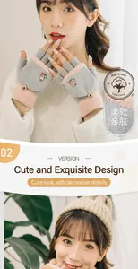 Détail de gants tricotés gris avec broderie d'ours et bordures roses et bouton en bois