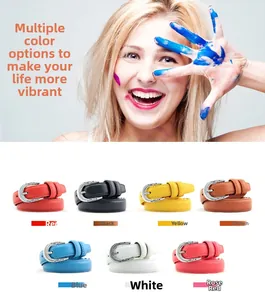 Détail de fines ceintures en cuir pour femmes en sept couleurs avec boucles argentées