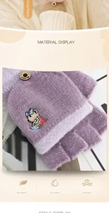 Détail de gants tricotés lavande avec broderie ours et bouton décoratif en bois