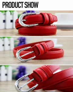 Détail de la ceinture en cuir rouge montrant la boucle argentée avec gravures florales