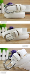 Détails de la ceinture en cuir blanc avec boucle argentée à motifs d'étoiles gravés