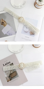 Detalle de cinturón de perlas de varias capas con hebilla redonda para vestido elegante
