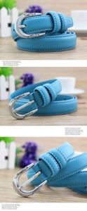 Vues détaillées d'une ceinture en cuir bleu clair avec une boucle argentée ciselée