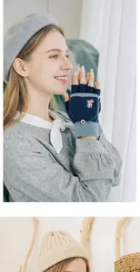 Détail de gants en maille bleu marine avec broderie ours et fermeture par bouton en bois