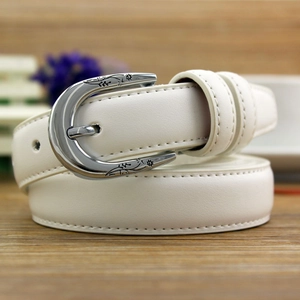 Ceinture fine en cuir blanc pour femme avec boucle fer à cheval argentée ciselée