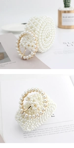 Detalle del cinturón de perlas tejidas con una hebilla circular de perlas para un estilo retro