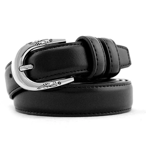 Ceinture noire en cuir pour femme avec boucle fer à cheval argentée et motifs floraux gravés