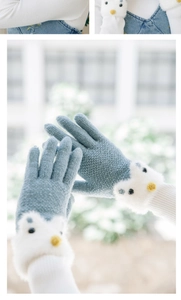 Dettaglio di guanti blu in maglia con simpatico design di animali sui polsini in pelliccia