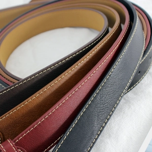 Ceintures en cuir grainé noir et marron avec surpiqûres contrastées pour femme mode
