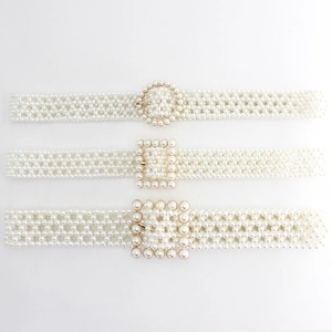 Tres elegantes cinturones de perlas blancas con hebillas redondas y cuadradas para mujer