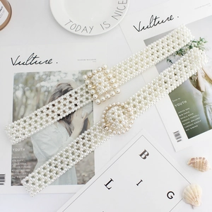 Elegantes cinturones de perlas blancas con hebillas doradas para vestidos de mujer