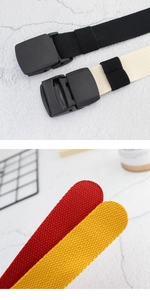 Détail de ceintures en toile tressée en noir, beige, rouge et jaune avec boucles en plastique