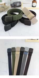 Détail de six couleurs de ceintures en toile de nylon durable avec boucles en plastique mat