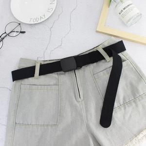 Ceinture unisexe en toile avec boucle plastique et short en jean pour look décontracté