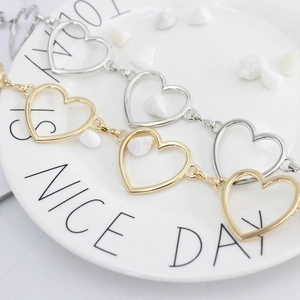 Cintura alla moda con maglie metalliche a forma di cuore in oro e argento da donna