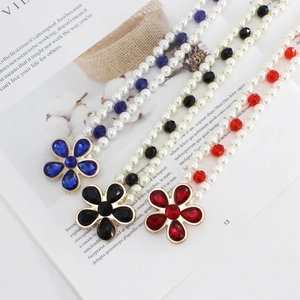 Elegante catena in vita di perle con fibbia floreale di strass in blu, nero e rosso