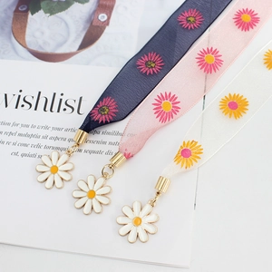 Ensemble de trois ceintures en ruban à imprimé marguerites avec boucles dorées et breloques émail