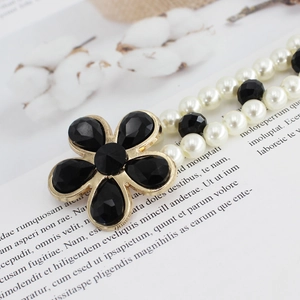 Catena elastica in perle per la vita con fibbia a fiore e strass neri sfaccettati decorativi