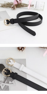 Dettaglio di cinture in pelle con fibbie rotonde dorate nei colori nero e bianco chic