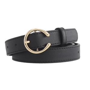 Cintura sottile in pelle nera da donna con fibbia in metallo dorato lucido a forma di C