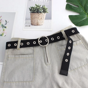 Ceinture noire en toile à œillets avec boucle argentée sur short en jean style urbain