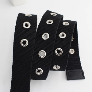 Ceinture noire en toile avec œillets métalliques argentés et embout en similicuir