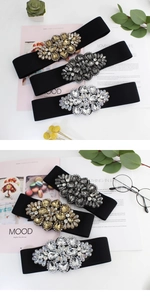 Dettaglio cintura elastica elegante con grande fibbia floreale decorata con cristalli