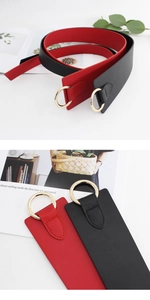 Detalle de cinturones de ecocuero rojos y negros con hebillas doradas para vestidos