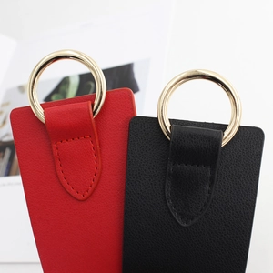 Cinturón de moda con hebilla de anillo dorado en cuero texturizado rojo y negro