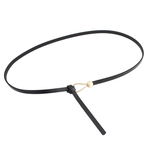 Fine ceinture minimaliste en cuir noir pour femmes avec boucle dorée ronde élégante