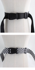 Détail de ceintures réglables en nylon noir et à damier avec boucles en plastique