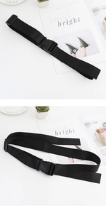Détail de la ceinture tactique en nylon noir avec boucle en plastique et texture tissée